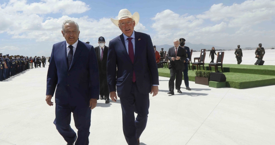 Andrés Manuel López Obrador Presidente De México Y Ken Salazar Embajador De Estados Unidos En México Durante La Inauguración De La Feria Aeroespacial México En La Base Aérea Militar Nº