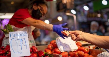 Un cliente compra verduras en el mercado Maravillas de Madrid, el 12 de mayo de 2022.