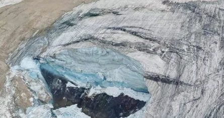 Un gran trozo de glaciar alpino se desprendió el domingo por la tarde y se deslizó por la ladera de una montaña en Italia, haciendo que el hielo, la nieve y las rocas se abalanzaran sobre los excursionistas de un popular sendero de la cima, matando al menos a cinco personas e hiriendo a ocho.