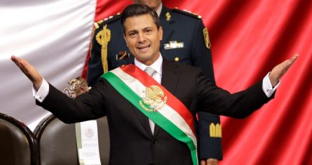 Enrique Pena Nieto, del Partido Revolucionario Institucional (PRI), viste la banda presidencial después de rendir juramento ante el Congreso como Presidente de México, el 1 de diciembre de 2012, en la Ciudad de México.