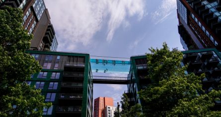 Gente nadando en la piscina elevada conocida como Sky Pool en Londres, el lunes 18 de julio de 2022.