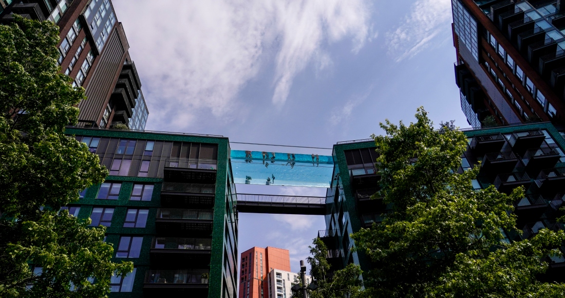 Gente Nadando En La Piscina Elevada Conocida Como Sky Pool En Londres El Lunes De Julio De