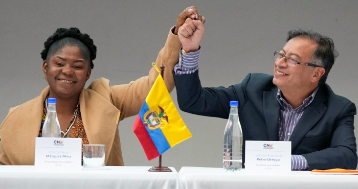 El Presidente Electo De Colombia Gustavo Petro a La Derecha Y Su Compañera De Fórmula Francia Márquez Se Dan La Mano Durante Una Ceremonia Que Certifica Su Victoria Electoral En Bogotá Colombia El Jueves De Junio De