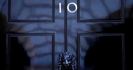 La puerta con el número 10 de Downing Street, la residencia oficial del Primer Ministro británico, en Londres, el viernes 8 de julio de 2022.