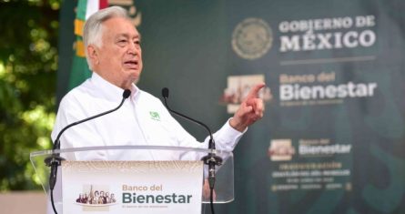 Manuel Bartlett, director de la CFE, durante la Inauguración del Banco del Bienestar sucursal Coatlán del Río.