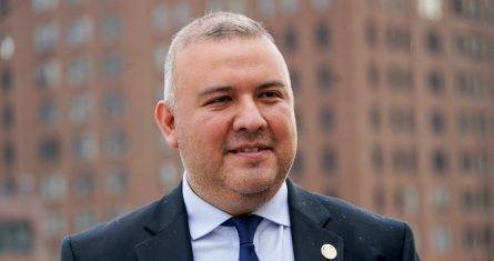 Manuel Castro, Comisionado de la Oficina de la Alcaldía para Asuntos del Inmigrante de la ciudad de Nueva York, sonríe el lunes 27 de junio del 2022 en Nueva York.