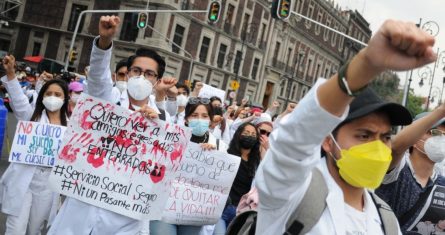 Estudiantes de Medicina, médicos residentes y pasantes de la carrera se manifestaron en el Monumento a la Revolución y marcharon rumbo al Zócalo de la capital para protestar en contra de la inseguridad que persiste en distintas regiones del país, donde tienen que realizar su servicio social.