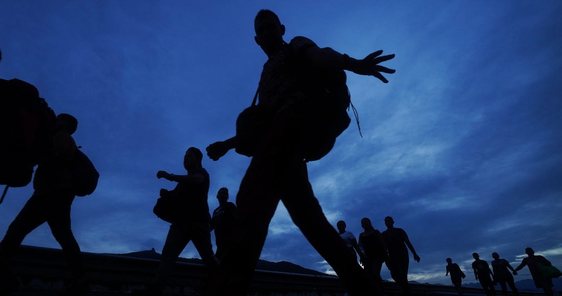 Migrantes Caminan Por Una Carretera Hacia La Salida De Huixtla En El Estado De Chiapas México Al Amanecer El Jueves De Junio De