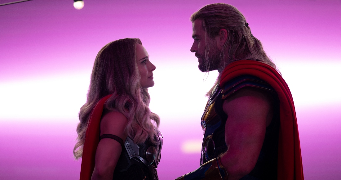 En Esta Imagen Proporcionada Por Marvel Studios Natalie Portman Izquierda Y Chris Hemsworth En Una Escena De thor Love and Thunder