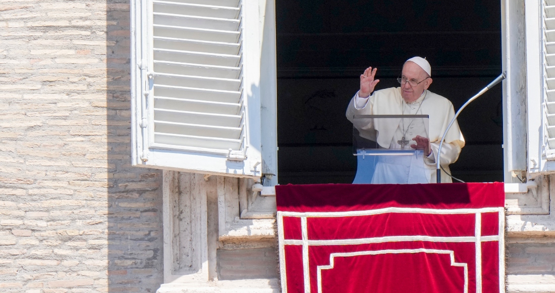 El Papa Francisco Da La Bendición Durante El Ángelus Desde La Ventana De Su Estudio Con Vista a La Plaza De San Pedro En El Vaticano El Domingo De Julio De