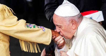 El Papa Francisco besa la mano de la venerable indígena Alma Desjarlais, sobreviviente a los malos tratos en internados católicos canadienses, a su llegada el domingo 24 de julio de 2022 a Edmonton, Canadá.