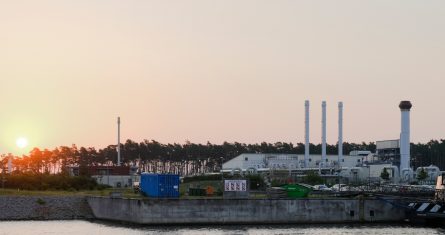 En la imagen, el sol sale por detrás de una planta que forma parte del gasoducto Nord Stream 1, en Lubmin, Alemania, el 21 de julio de 2022.