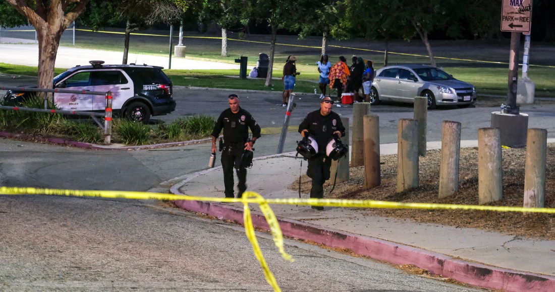 Agentes De Policía Dejan El Lugar De Un Tiroteo En El Parque Peck El Domingo De Julio De En San Pedro California