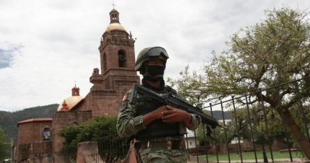 Un soldado mexicano patrulla afuera de la iglesia el miércoles 22 de junio de 2022, en Cerocahui, México. Dos sacerdotes jesuitas fueron asesinados en el interior.