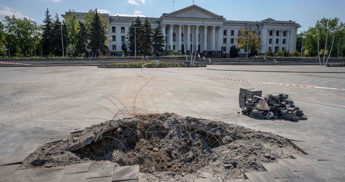 Un Cráter Tras Un Ataque Ruso De Misiles Ante El Ayuntamiento De Kramatorsk En El Este De Ucrania El Sábado De Julio De