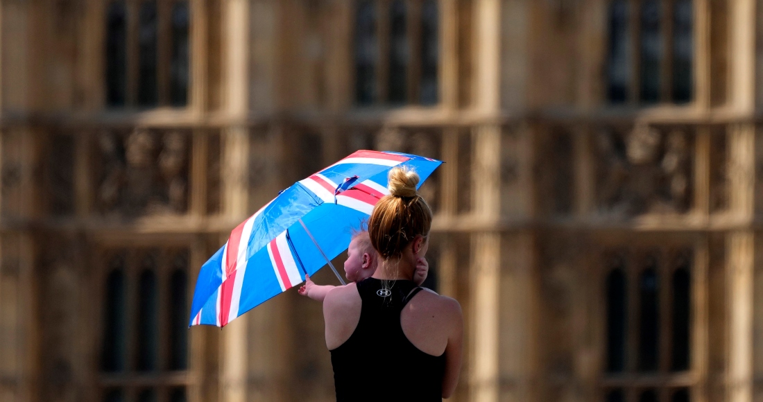 Una Madre Protege a Su Bebé Del Sol Con Un Paraguas El Martes De Julio De Mientras Camina Por El Puente De Westminster En Londres