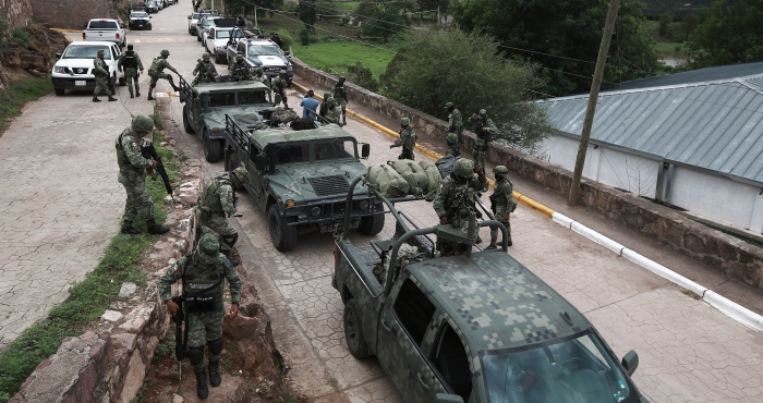 Vehículos Del Ejército Mexicano Llegan a Cerocahui México El Miércoles De Junio De Dos Sacerdotes Jesuitas Fueron Asesinados Dentro De La Iglesia Del Poblado