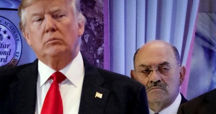 Allen Weisselberg, derecha, parado detrás del entonces Presidente electo Donald Trumpr en una conferencia de prensa en el vestíbulo de la Rump Tower en Nueva York el 11 de enero del 2017.