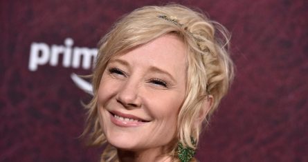 Anne Heche llega al estreno de "The Tender Bar" el 12 de diciembre de 2021 en el Teatro Chino TCL en Los Ángeles.