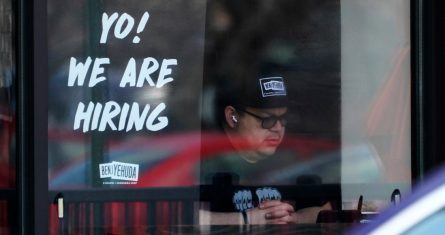 Un anuncio de vacante es mostrado en un restaurante en Schaumburg, Illinois, el 1 de abril del 2022.