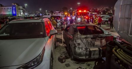 En una acción simultánea, alrededor de 20 vehículos fueron quemados en Baja California. Un tractocamión fue quemado en el Periférico de Tijuana.