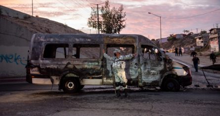 En una acción simultánea, alrededor de 20 vehículos fueron quemados en Baja California. Un trasporte público fue quemado en el Bulevar Salvador Rosas Magallón.