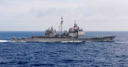 El buque estadounidense de misiles guiados Chancellorsville (CG 62) se desplaza el 18 de junio de 2016 por el Mar de las Filipinas.