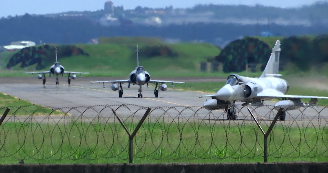 Cazas Mirage De La Fuerza Aérea De Taiwán Se Desplazan Sobre Una Pista De Una Base El Viernes De Agosto De En Hsinchu Taiwán