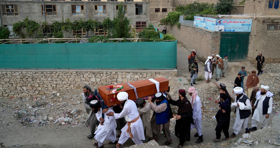 Dolientes Cargan El Cuerpo De Una Víctima De Un Ataque En Una Mezquita De Kabul Afganistán El Jueves De Agosto De