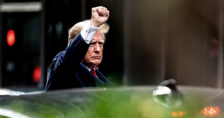 El expresidente Donald Trump alza el puño al salir de la Trump Tower en Nueva York, miércoles 10 de agosto de 2022, para dirigirse a la oficina de la Procuradora General de Nueva York para declarar bajo juramento en una investigación civil de sus negocios inmobiliarios.