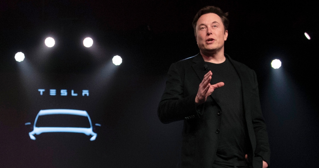 El Ceo De Tesla Elon Musk Al Presentar El Model Y En El Estudio De Diseño De La Compañía El De Marzo De En Hawthorne California