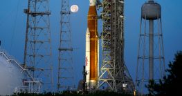 Con la Luna de fondo, el cohete del programa Artemisa de la NASA con la cápsula Orión en la parte superior permanece en la plataforma 39B del Centro Espacial Kennedy, el miércoles 15 de junio de 2022, en Cabo Cañaveral, Florida.