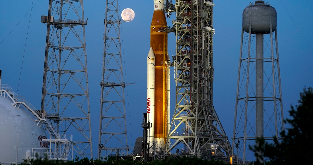 Con La Luna De Fondo El Cohete Del Programa Artemisa De La Nasa Con La Cápsula Orión En La Parte Superior Permanece En La Plataforma b Del Centro Espacial Kennedy El Miércoles De Junio De En Cabo Cañaveral Florida