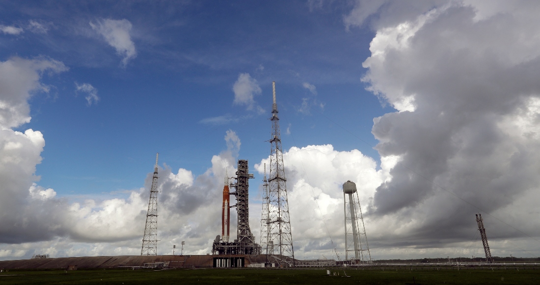 El Cohete Lunar De La Nasa Se Ve Preparado Menos De Horas Antes De Su Lanzamiento Programado En La Plataforma b Para La Misión Artemis Que Orbitaría Alrededor De La Luna En El Kennedy Space Center El Domingo De Agosto De En Cabo Cañaveral Florida