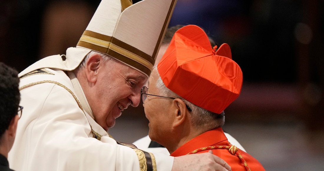 El Nuevo Cardenal Lazzaro You Heung sik Recibe La Biretta De Parte Del Papa Francisco Durante El Consistorio En La Basílica De San Pedro En El Vaticano El De Agosto Del