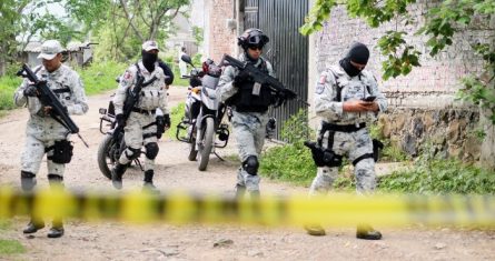 Elementos de la Guardia Nacional recorren la escena de crimen donde un hombre y mujer, que eran hermanos, fueron asesinados a balazos al interior de su vivienda en Jiutepec, Morelos.