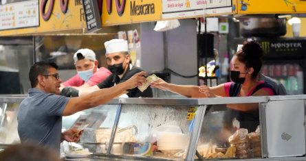 Foto tomada en el Grand Central Market de los Ángeles el 13 de julio de 2022.