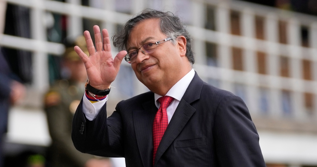 El Presidente De Colombia Gustavo Petro Saluda a Los Periodistas Durante La Ceremonia De Juramentación De Su Nuevo Jefe De Policía En Bogotá Colombia El Viernes De Agosto De