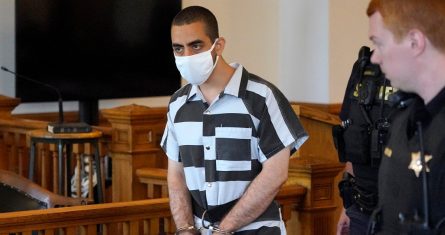 Hadi Matar, de 24 años, llega a su audiencia en el tribunal del condado Chautauqua, el sábado 13 de agosto de 2022, en Mayville, Nueva York. Matar agredió con un cuchillo al escritor Salman Rushdie un día antes.