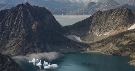 Icebergs vistos desde la ventana de un avión con científicos de la NASA a bordo mientras llevan a cabo una misión para dar seguimiento al derretimiento del hielo, el 14 de agosto de 2019, en el este de Groenlandia.