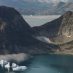 Icebergs vistos desde la ventana de un avión con científicos de la NASA a bordo mientras llevan a cabo una misión para dar seguimiento al derretimiento del hielo, el 14 de agosto de 2019, en el este de Groenlandia.