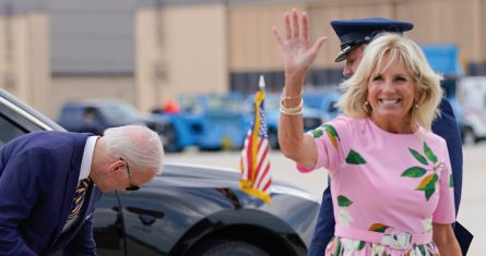 El Presidente Joe Biden con su nieto Beau Biden y la primera dama Jill Biden en la Base Aérea Andrews en Maryland el 10 de agosto del 2022.