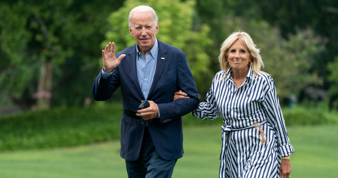 El Presidente Estadounidense Joe Biden Y La Primera Dama Jill Biden Caminan Por Los Jardines De La Casa Blanca Al Regresar De Una Visita a Kentucky Para Inspeccionar Los Daños Causados Por Inundaciones El Lunes De Agosto De