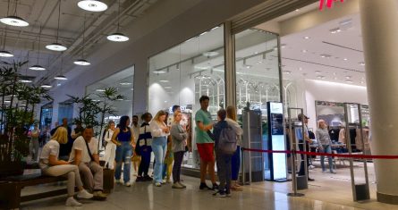 La gente hace fila para ingresar a una tienda de H&M y comprar artículos en oferta en el centro comercial Aviapark en Moscú, Rusia, el martes 9 de agosto de 2022.