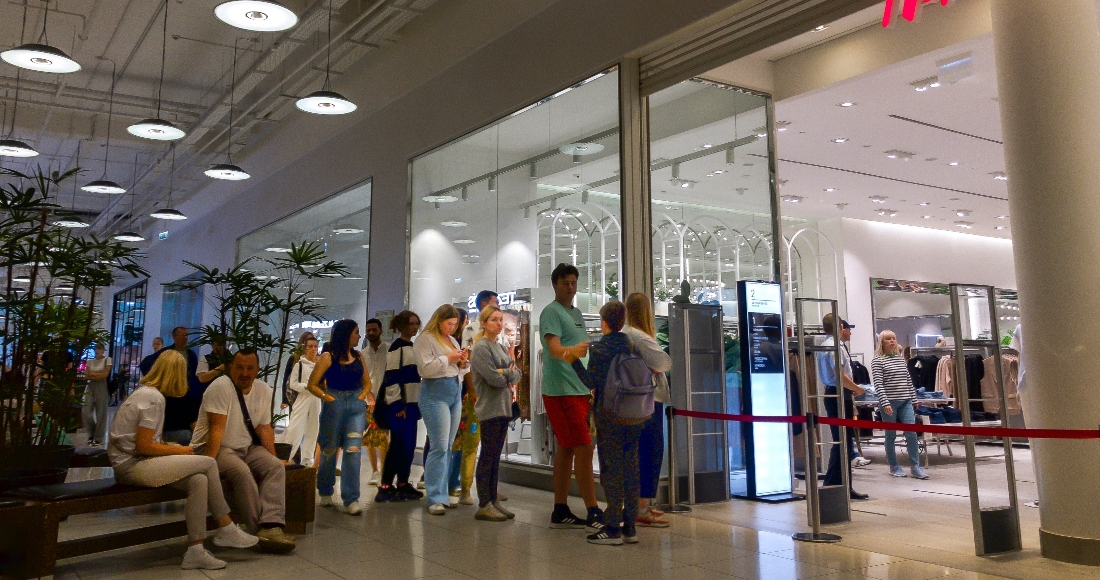 La Gente Hace Fila Para Ingresar a Una Tienda De Hm Y Comprar Artículos En Oferta En El Centro Comercial Aviapark En Moscú Rusia El Martes De Agosto De