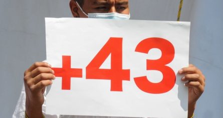 Padres de los 43 normalistas desaparecidos de Ayotzinapa, acompañados de estudiantes de distintas escuelas normales, se manifestaron afuera del Consejo de la Judicatura Federal (CJF) en protesta por la falta de cumplimiento a los acuerdos llegados en 2019, donde se designaría a jueces dedicados exclusivamente a resolver el caso de los normalistas desaparecidos hace ya siete años.