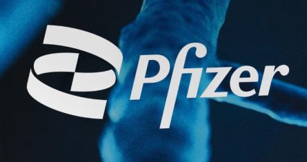 El logotipo de Pfizer se muestra en la sede de la compañía, el 5 de febrero de 2021, en Nueva York.