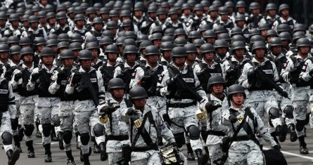 Miembros de la Guardia Nacional de México marchan en el Desfile Militar del Día de la Independencia, en el Zócalo de Ciudad de México, el 16 de septiembre de 2019.