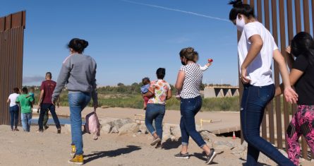 Un grupo de migrantes brasileños cruza por una apertura en la frontera entre Estados Unidos y México, el lunes 8 de junio de 2021, en Yuma, Arizona, para solicitar asilo en Estados Unidos.