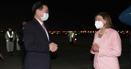 En esta foto publicada por la Cancillería de Taiwán, la presidenta de la Cámara de Representantes de EU, Nancy Pelosi, habla con el Ministro de Exteriores, Joseph Wu, al llegar a Taipéi, el martes 2 de agosto de 2022.